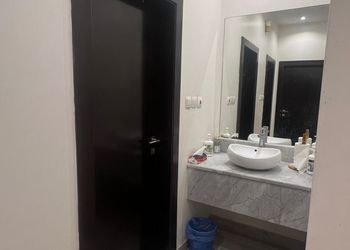 شاليه بمسطح اخضر وجلسة خارجية 