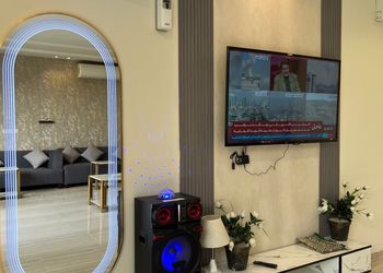 شاليه بجلسة خارجية ومسطح اخضر
