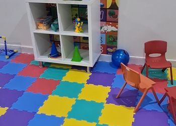 شاليه بجلسة خارجية على المسبح 