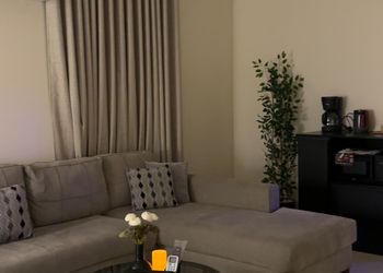 شقة بغرفة معيشة وغرفة نوم 