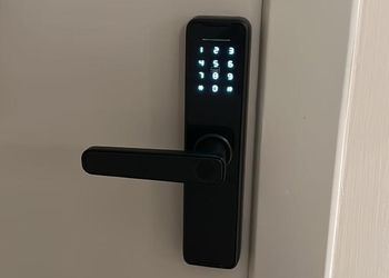 شقة بصالة أنيقة ودخول ذاتي
