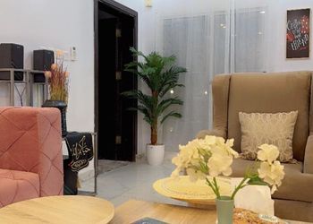 شاليه بجلسة تطل على مسبح خارجي 