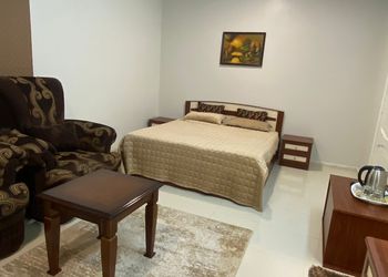 استديو بأثاث مريح وبسيط 