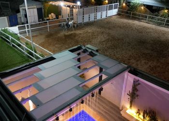 شاليه بمسبح خارجي واسطبل خيل 