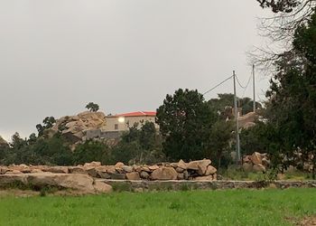 استراحة بمجلس بإطلالة على الجبل
