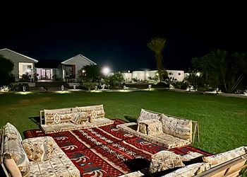 استراحة بمسطح اخضر وجلسه خارجيه