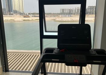 شقة أنيقة بصالة وغرف نوم