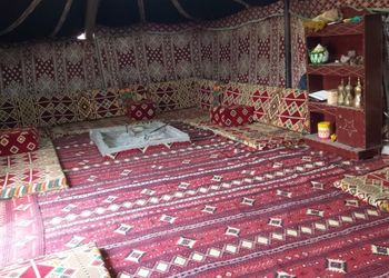 مزرعة بمسطحات خضراء وأجواء ممتعة