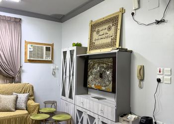 شقة بصالة جلوس وثلاث غرف نوم 