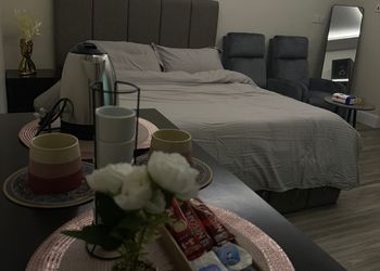استديو عصري مريح وجذاب بجلسة