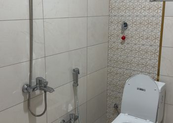 غرفة سرير ماستر بدورة مياة