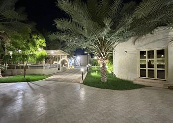 شالية بجلسة خارجية و مسبح خارجي