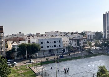 شقة هادئة بصالة وثلاث غرف نوم 
