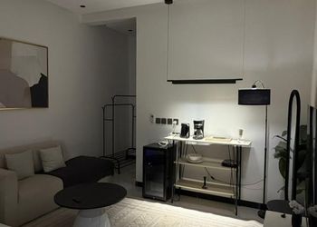 استديو بسرير ماستر وجلسة جانبية