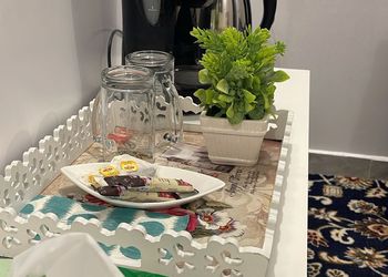 استديو بأثاث مريح وبسيط 