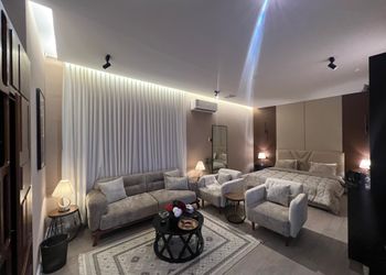 استديو بأثاث مريح وبسيط 