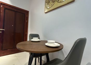 شقة بصالة مريحة وغرفة نوم 