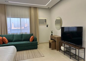 استديو بأثاث مريح وبسيط 