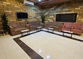 مزرعة بألعاب أطفال ومسبح
