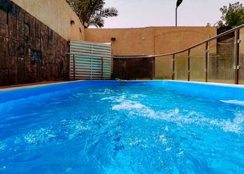 شاليه بألعاب أطفال ومسبح خارجي