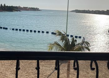 شقة بصالة مطلة  على البحر 