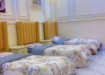 شاليه بمسطح اخضر وجلسة خارجية 