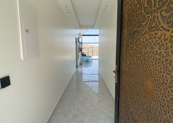 شاليه بجلسة خارجية ومسبح 