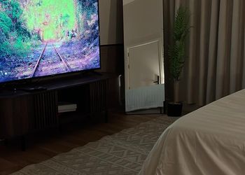 استديو بأثاث مريح وبسيط 