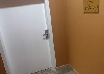 شقة بصالة أنيقة وثلاث غرف نوم 