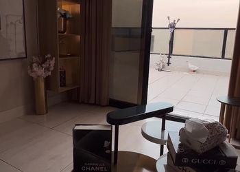 شقة بغرفة وجلسة خارجية قرب البحر