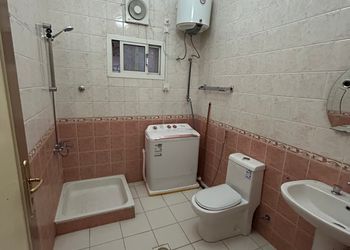 شقة بأثاث مريح وبسيط