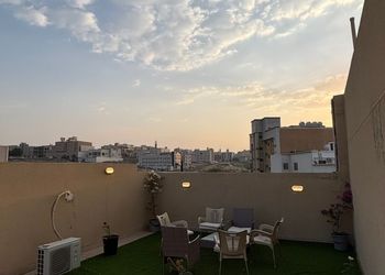 شقة بثلاث غرف نوم وصالة مريحة