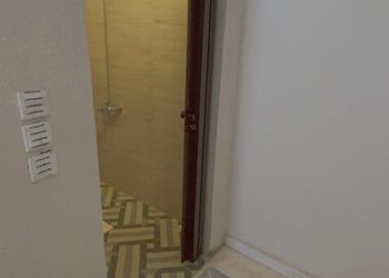 غرفة بسرير فردي ودورة مياة 