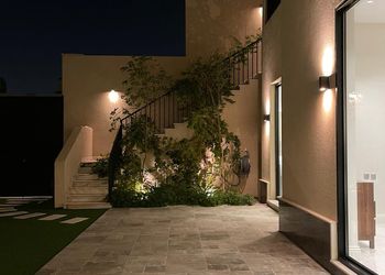 شاليه بمسطح اخضر وجلسة خارجية 