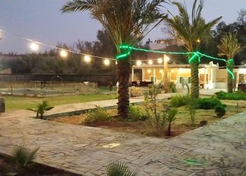 مزرعة بمسطحات خضراء وجلسة خارجية