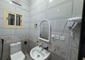 شقة بصالة جلوس وثلاث غرف نوم 
