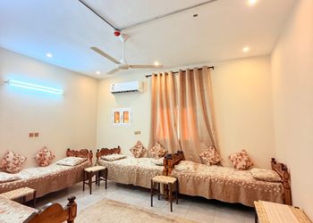 استراحة بمسبح خارجي وجلسة خارجية