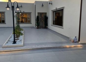 شاليه بجلسة خارجية على المسبح 