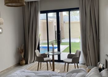 شاليه بجلسة تطل على مسبح خارجي 