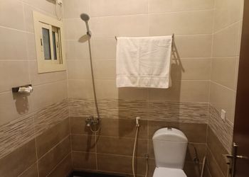 غرفة بأثاث مريح وبسيط