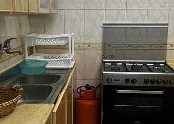 شقة بغرفة جلوس وغرفتين نوم 