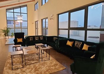 استراحة بمسطح اخضر وصالة انيقه