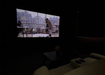 شقة بغرفتين وصالة سينما