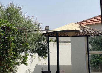 شاليه بجلسة خارجية ومسطح أخضر