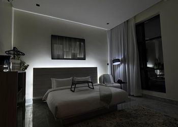 استديو بسرير مريح وتصميم هادئ 