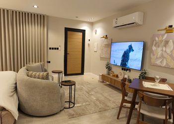 استديو بألوان مريحة وأثاث راقي