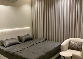 استديو بأثاث مريح وبسيط 