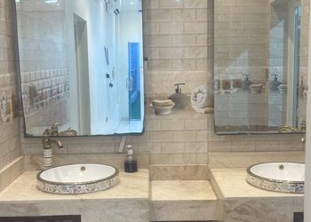شاليه بجلسة تطل على مسبح خارجي 