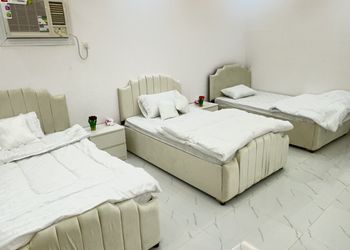 شاليه بجلسة خارجية ومسطح اخضر