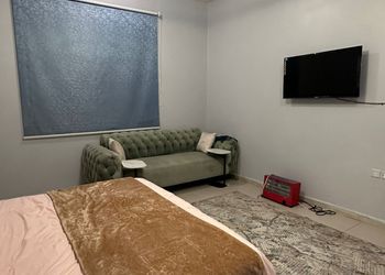 استديو بسرير ماستر وأثاث مريح 